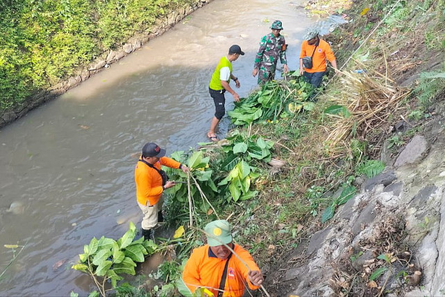 Babinsa dan Masyarakat Merjosari Karya Bakti Bersihkan Sampah Perengan Sungai