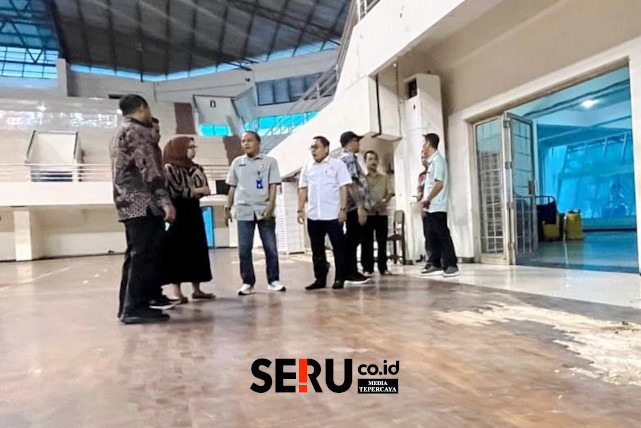 Lantai GOR Ken Arok tampak retak dan mengelupas, Komisi D DPRD targetkan renovasi rampung akhir Mei. (ws13)
