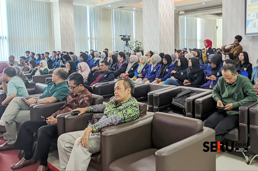 Mahasiswa UM antusias mengikuti arahan BKN dalam kuliah tamu menyongsong Indonesia Emas 2045. (ws13)