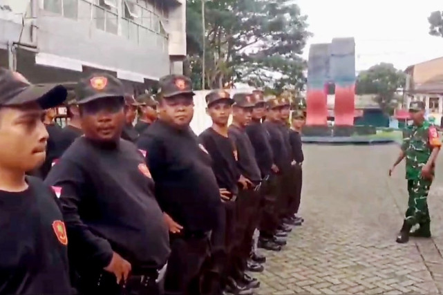 Babinsa Purwodadi Latih Linmas Kekompakan dan Kesigapan Demi Keamanan Bersama