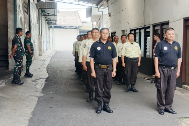 Babinsa Gadang Gembleng Satpam dengan Pembinaan dan Pelatihan Dasar