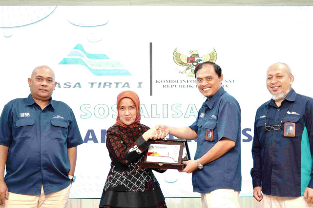 Dirut PJT I, Fahmi Hidayat menyerahkan cendera mata kepada Komisioner Informasi Pusat, Samrohtun Najah Ismail. (ist)