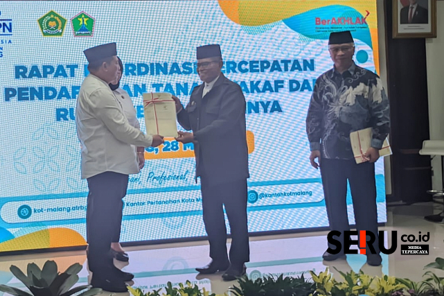 Penyerahan simbolis sertifikat wakaf kepada PD Muhammadiyah dan PCNU Kota Malang. (ws13)