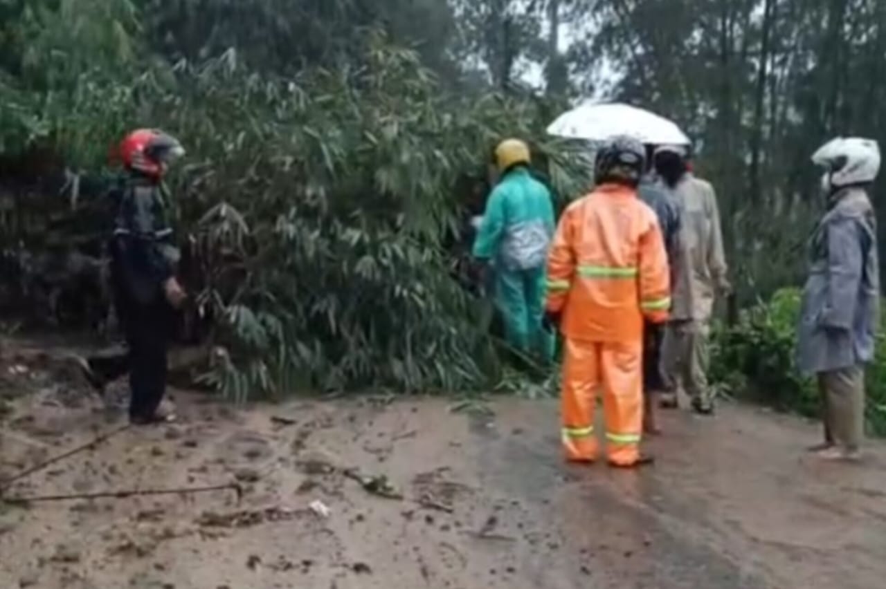 Diguyur Hujan, Tebing di Ngantang Longsor hingga Tutup Badan Jalan