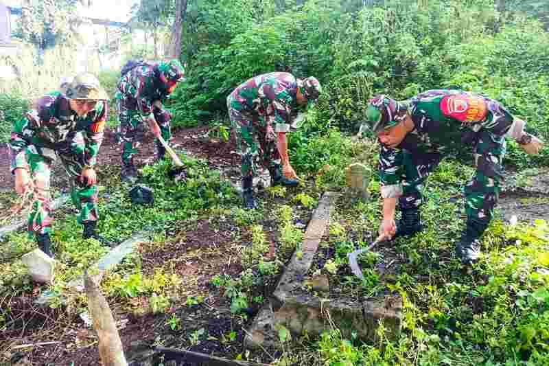 Koramil Klojen Tanam Pohon Buah Lestarikan Lingkungan Hijau di Kampung Keramat