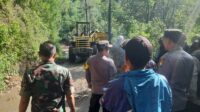 Tanah Longsor Tutup Akses Menuju Pura Luhur Giri Arjuno