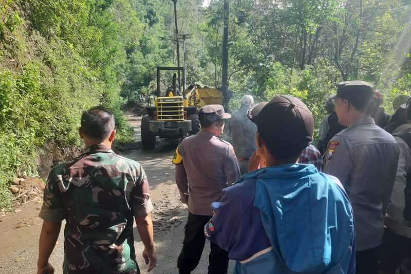 Tanah Longsor Tutup Akses Menuju Pura Luhur Giri Arjuno