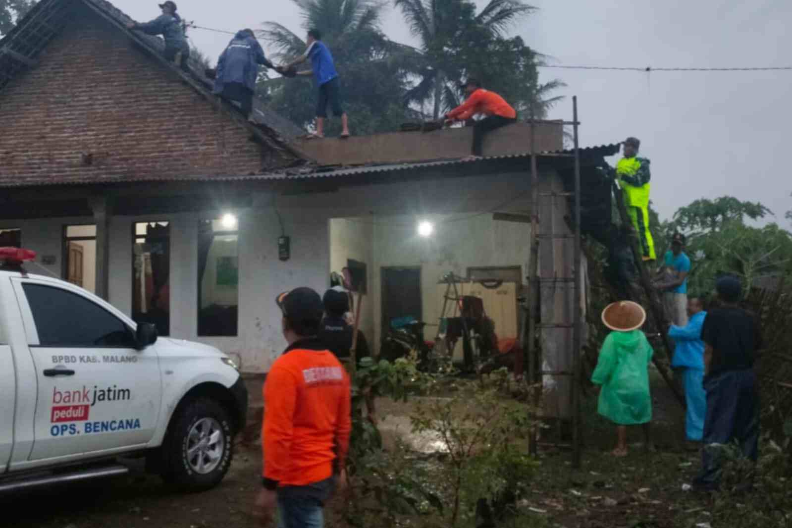 10 Rumah Warga Pakis Rusak Diterjang Hujan Deras dan Angin Kencang