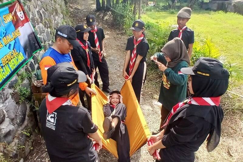 Saka Wira Kartika Kodim 0833 Gelar Kemah Pengabdian Masyarakat di Tulusrejo Tumpang
