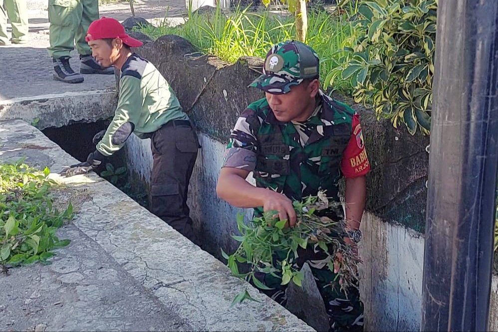 Sinergi Babinsa Blimbing dan Linmas Arjosari Kerja Bakti Bersihkan Kantor Kelurahan