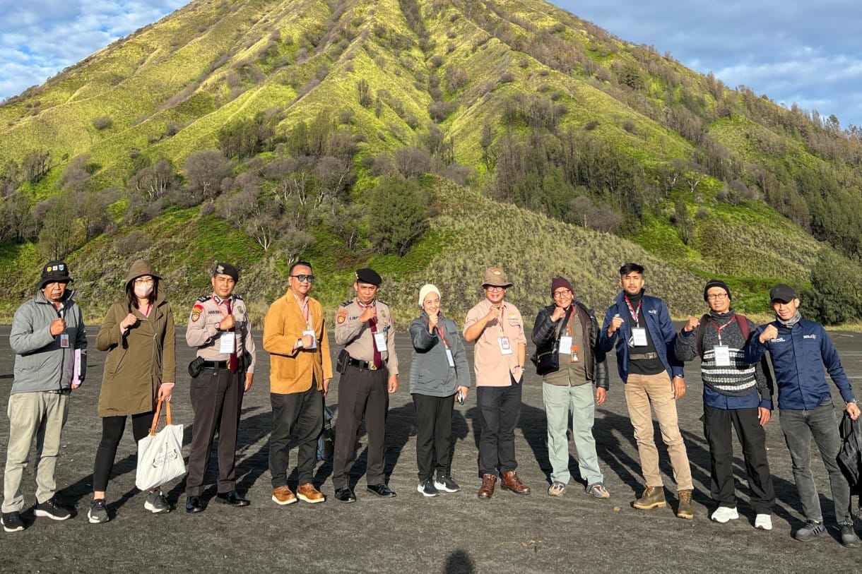 Tim Gabungan Lancarkan Sweeping Guide Ilegal di Gunung Bromo