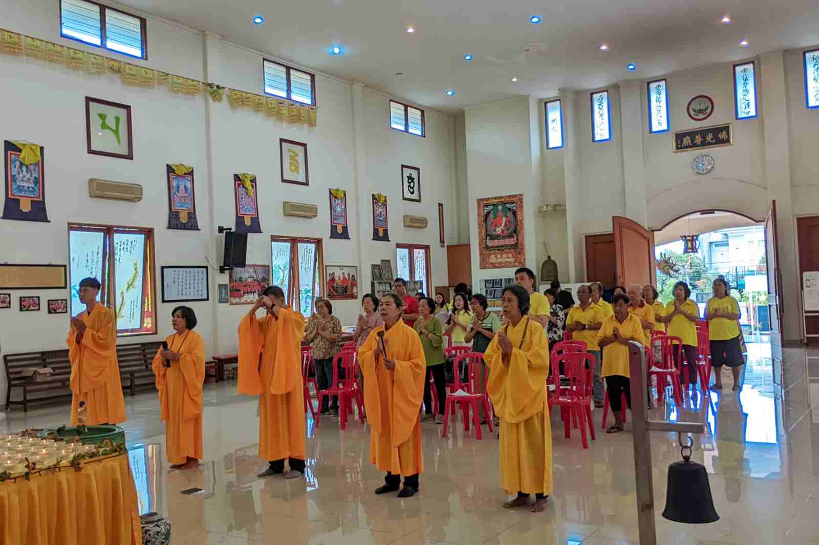 Umat Buddha Kota Malang Tebar Pesan Perdamaian Dibalik Kesederhanaan Hari Raya Waisak 2025