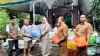 Mbak Ulfi Beri Paket Sembako pada Korban Terdampak Warung Tertimpa Pohon