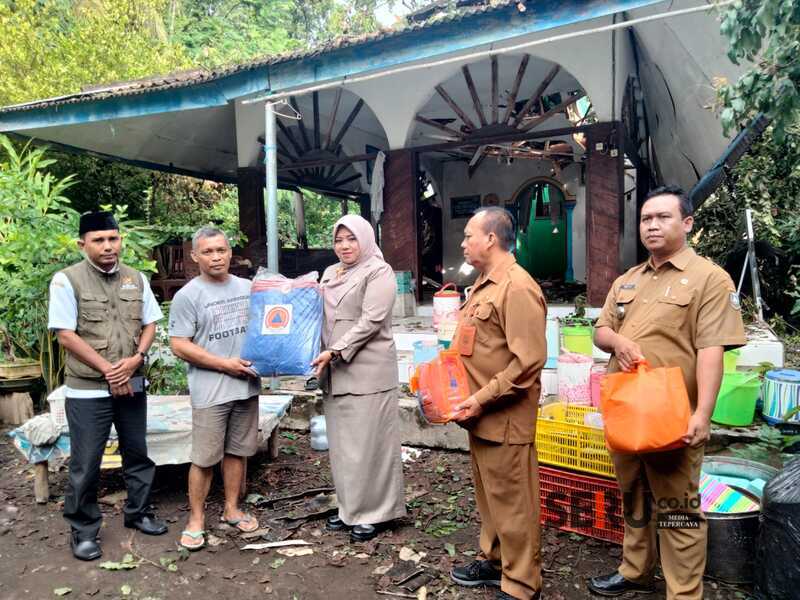 Mbak Ulfi Beri Paket Sembako pada Korban Terdampak Warung Tertimpa Pohon