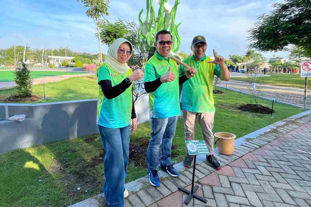 Wali Kota Batu dan Ketua TP PKK Tanam Pohon Cemara Udang di Kawasan Taman Suroboyo Kenjeran