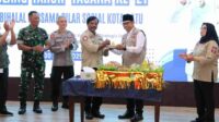 Wali Kota Nurochman Serahkan Bantuan 110 Terpal Kepada Pedagang Sayur Batu, SERU.co.id - Wali Kota Batu, Nurochman, menyerahkan bantuan 110 terpal sekaligus penghargaan kepada pedagang sayur di Graha Pancasila, Balai Kota Among Tani, Kota Batu, Rabu (30/4/2025). Bantuan tersebut diserahkan dalam momen peringatan Hari Ulang Tahun Taruna Siaga Bencana (Tagana) Indonesia ke-21 dan Halal Bi Halal Bersama Pilar Sosial se-Kota Batu. Bantuan dan penghargaan ini sebagai wujud komitmen dan ungkapan terima kasih dari Pemerintah kepada pedagang sayur. Yang senantiasa memberikan bantuan sayur mayur di dapur umum bila terjadi bencana di Kota Batu. Wali Kota juga mengatakan akan memberikan Lencana Hakaryo Guno Mamayu Bawono bagi Koordinator Tagana Kota Batu Purwo Ali, atas dedikasi luar biasa dalam memimpin Tagana Kota Batu. "Tagana memiliki peran luar biasa dalam menjadi mitra strategis Pemerintah Kota Batu terutama pada saat darurat bencana. Saya dan Mas Wawali serta Pemerintah Kota Batu bersama sampean semua, berada disisi panjenengan untuk memberikan dukungan dan bantuan bagi Tagana dan Pilar Sosial," serunya dihadapan relawan. Dalam kesempatan tersebut, Wali Kota Nurochman juga menyampaikan apresiasi dan salam dari Gubernur Jawa Timur Khofifah Indar Parawansa bagi Tagana Kota Batu. Atas respon dan reaksi cepat serta penanganan maksimal bagi bencana tanah longsor di jalur Pacet-Cangar, Mojokerto beberapa waktu yang lalu. "Beliau mengapresiasi tim dari Kota Batu yang sangat sigap dan siap dalam penanganan kebencanaan dan kedaruratan," ungkapnya. Kegiatan ini dihadiri oleh Perwira Penghubung (Pabung) Kodim 0818 Kapten Inf Didik Hartono, Perwakilan Kapolres Batu dan Jajaran Kepala SKPD terkait di Lingkungan Pemkot Batu. Hadir pula Pilar Sosial yaitu Karang Taruna; Pendamping PKH; PSM; TKSK, Tim Reaksi Cepat, PMI, Pramuka, dan BPBD Kota Batu. Acara ini diakhiri dengan pemotongan tumpeng sebagai ucap syukur Taruna Siaga Bencana (Tagana) Indonesia ke-21. (dik/....) Wali Kota, Tagana, Pilar Sosial, Pemerintahan