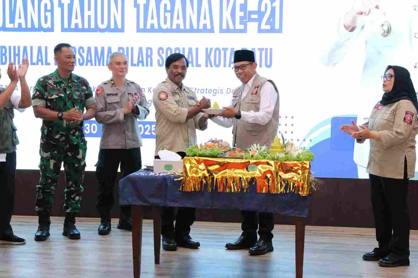 Wali Kota Nurochman Serahkan Bantuan 110 Terpal Kepada Pedagang Sayur Batu, SERU.co.id - Wali Kota Batu, Nurochman, menyerahkan bantuan 110 terpal sekaligus penghargaan kepada pedagang sayur di Graha Pancasila, Balai Kota Among Tani, Kota Batu, Rabu (30/4/2025). Bantuan tersebut diserahkan dalam momen peringatan Hari Ulang Tahun Taruna Siaga Bencana (Tagana) Indonesia ke-21 dan Halal Bi Halal Bersama Pilar Sosial se-Kota Batu. Bantuan dan penghargaan ini sebagai wujud komitmen dan ungkapan terima kasih dari Pemerintah kepada pedagang sayur. Yang senantiasa memberikan bantuan sayur mayur di dapur umum bila terjadi bencana di Kota Batu. Wali Kota juga mengatakan akan memberikan Lencana Hakaryo Guno Mamayu Bawono bagi Koordinator Tagana Kota Batu Purwo Ali, atas dedikasi luar biasa dalam memimpin Tagana Kota Batu. "Tagana memiliki peran luar biasa dalam menjadi mitra strategis Pemerintah Kota Batu terutama pada saat darurat bencana. Saya dan Mas Wawali serta Pemerintah Kota Batu bersama sampean semua, berada disisi panjenengan untuk memberikan dukungan dan bantuan bagi Tagana dan Pilar Sosial," serunya dihadapan relawan. Dalam kesempatan tersebut, Wali Kota Nurochman juga menyampaikan apresiasi dan salam dari Gubernur Jawa Timur Khofifah Indar Parawansa bagi Tagana Kota Batu. Atas respon dan reaksi cepat serta penanganan maksimal bagi bencana tanah longsor di jalur Pacet-Cangar, Mojokerto beberapa waktu yang lalu. "Beliau mengapresiasi tim dari Kota Batu yang sangat sigap dan siap dalam penanganan kebencanaan dan kedaruratan," ungkapnya. Kegiatan ini dihadiri oleh Perwira Penghubung (Pabung) Kodim 0818 Kapten Inf Didik Hartono, Perwakilan Kapolres Batu dan Jajaran Kepala SKPD terkait di Lingkungan Pemkot Batu. Hadir pula Pilar Sosial yaitu Karang Taruna; Pendamping PKH; PSM; TKSK, Tim Reaksi Cepat, PMI, Pramuka, dan BPBD Kota Batu. Acara ini diakhiri dengan pemotongan tumpeng sebagai ucap syukur Taruna Siaga Bencana (Tagana) Indonesia ke-21. (dik/....) Wali Kota, Tagana, Pilar Sosial, Pemerintahan