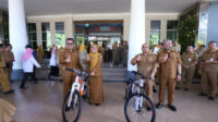 Raih Sejumlah Penghargaan, Wali Kota Batu Bagi-bagi Sepeda dan Bola ke ASN