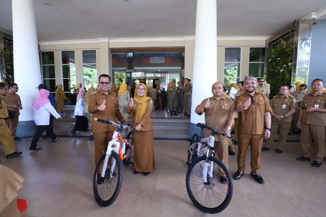 Raih Sejumlah Penghargaan, Wali Kota Batu Bagi-bagi Sepeda dan Bola ke ASN