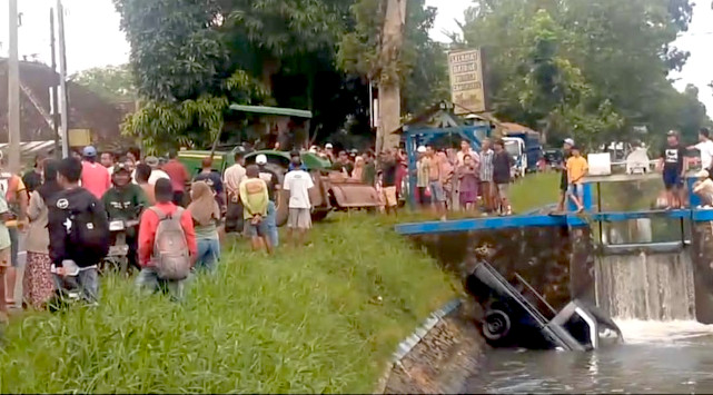 Jalan Licin, Mobil Pikap Hilang Kendali dan Nyebur Sungai di Jember