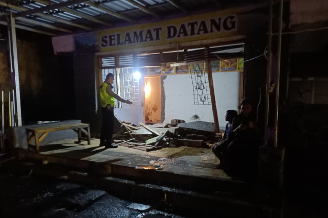 Kondisi rumah yang telah ditabrak kendaraan pickup rem blong.(Ist) 