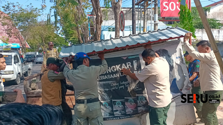Satpol PP Pamekasan Tertibkan Rombong Liar di Kawasan Terlarang
