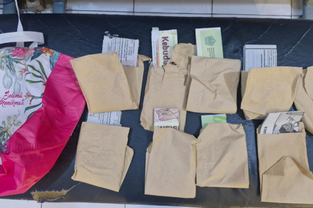 Tas merah yang diberikan pelaku kepada korban. (ist) 