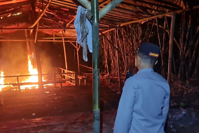 Arena sabung ayam yang dibakar oleh pihak kepolisian. (ist) 