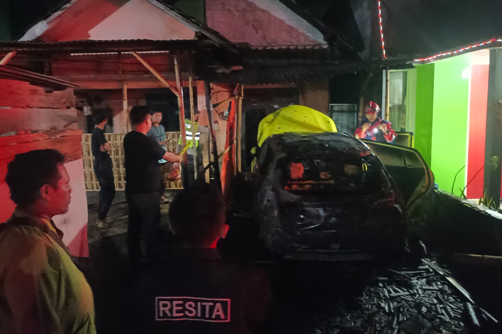 Toyota Yaris Milik Warga Singosari Ludes Terbakar Saat Terparkir di Teras Rumah