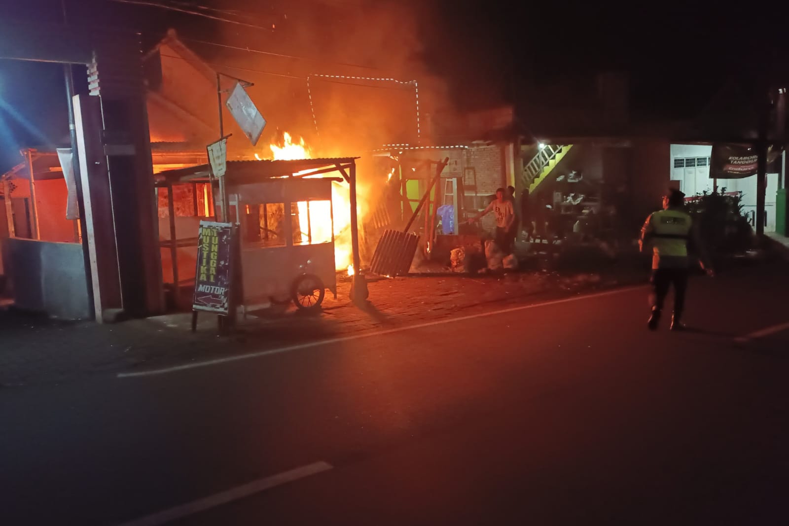 Toyota Yaris Milik Warga Singosari Ludes Terbakar Saat Terparkir di Teras Rumah