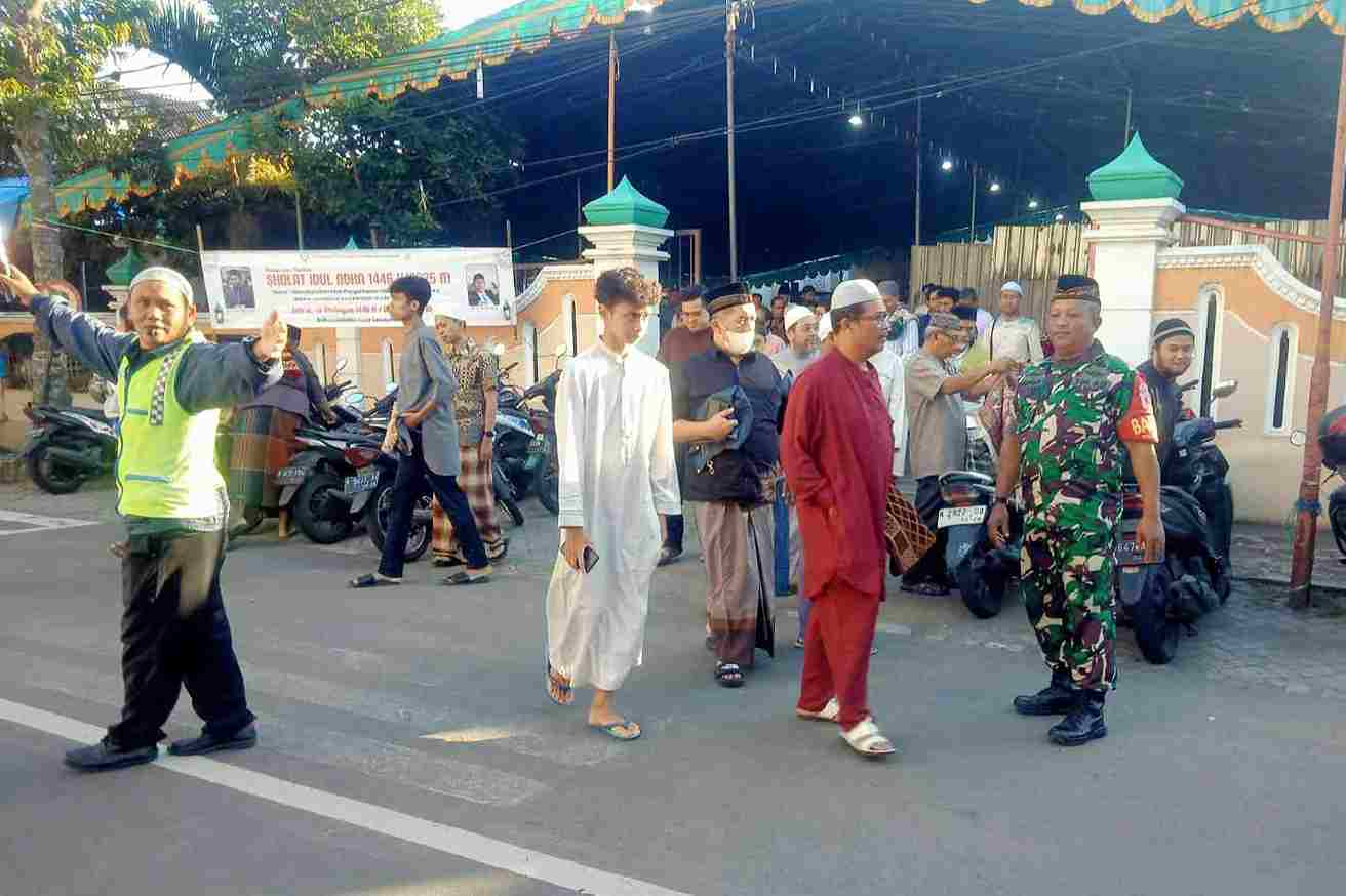 Babinsa Sawojajar Amankan Pelaksanaan Salat Iduladha