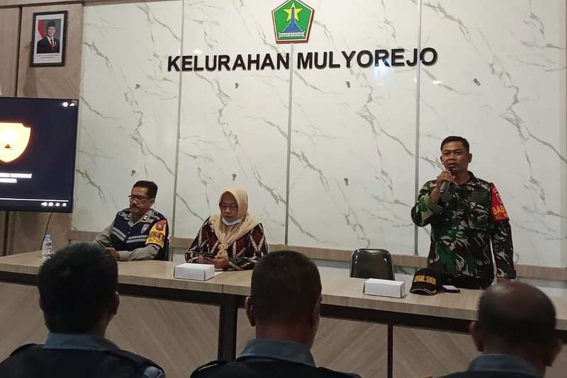 Babinsa Sukun Hadiri Pembinaan Linmas Mulyorejo Wujudkan Kondusivitas Wilayah