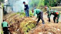 Babinsa Tlogowaru Bersama Linmas dan Warga Bersihkan Bahu Jalan