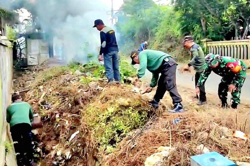 Babinsa Tlogowaru Bersama Linmas dan Warga Bersihkan Bahu Jalan