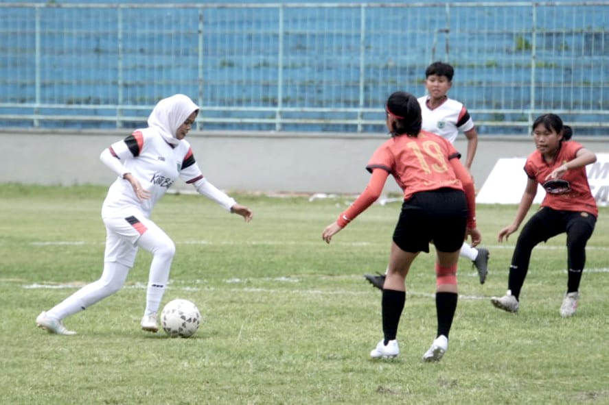 Main di Kandang Sendiri, Sepak Bola Putri Tim Kota Batu Ditahan Imbang Kabupaten Jember