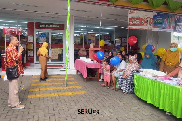 Regional Corcom Manager PT Sumber Alfaria Trijaya dan ahli gizi Puskesmas Ardimulyo memberikan edukasi. (rhd)