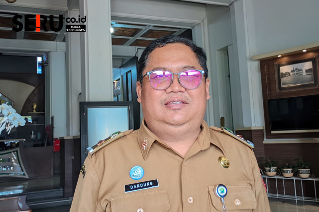 Kepala DPUPRPKP Kota Malang menjelaskan metode perbaikan sementara pada jembatan Splendid. (bas)