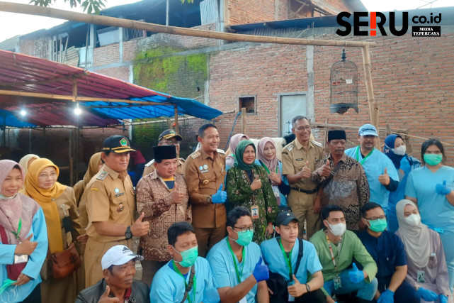 Wali Kota Malang bersama Dispangtan Kota Malang mengunjungi sejumlah lapak hewan kurban untuk diperiksa. (bas)