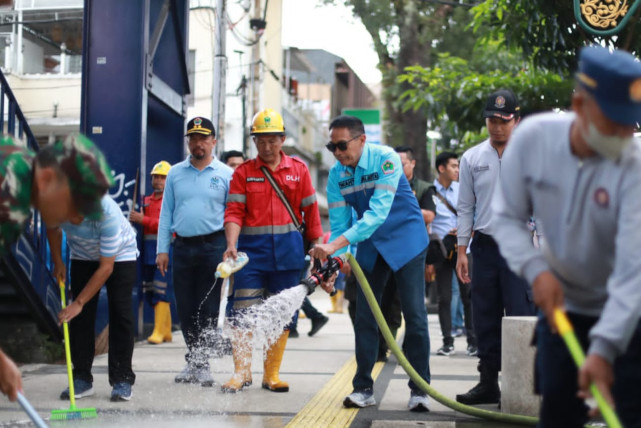 Wali Kota Malang Bersama Forkopimda Ngalam Rijik Bersihkan Alun-alun Hingga Kayutangan