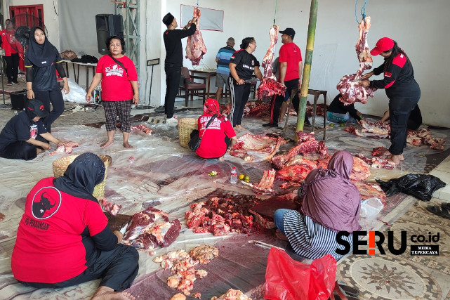 Pemotongan daging kurban dan pengemasan paket. (rhd)