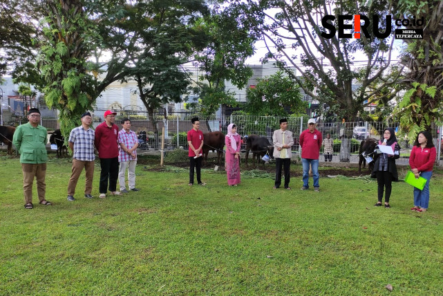 Jajaran Polinema dan perwakilan pengkurban saat prosesi serah terima hewan kurban kepada panitia pelaksana. (rhd)