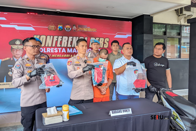 Polisi menunjukkan barang bukti aksi pencurian motor driver ojol. (bas)