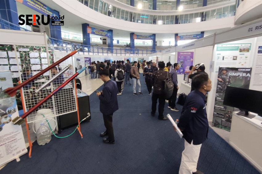 Animo pengunjung melihat Expo Hasil Riset dan Produk Inovasi di Graha Polinema. (rhd)