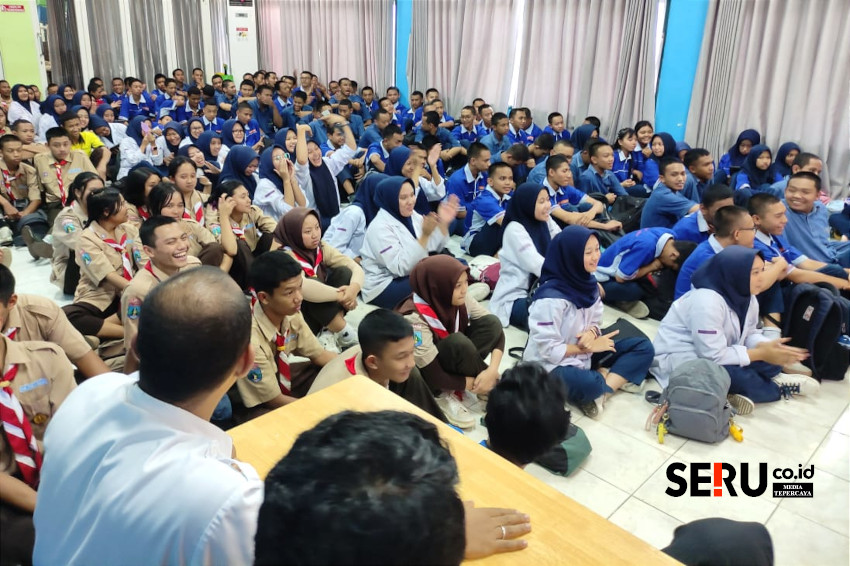 Para supporter memberikan semangat tim, turut menambah keseruan lomba. (rhd)