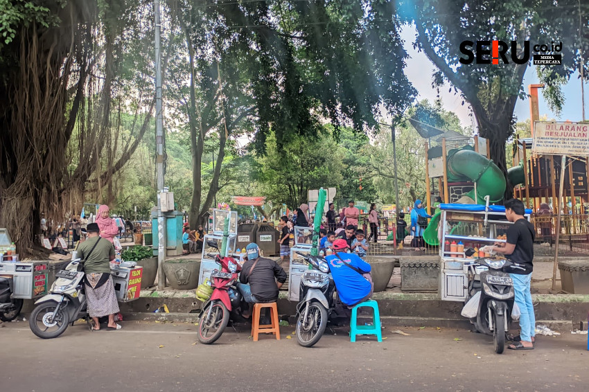 Revitalisasi Alun-alun Merdeka belum dilakukan, kembali dipadati PKL. (bas)