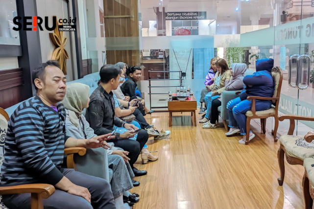 Perwakilan karyawan dan eks karyawan Amul Massage Syariah mendatangi DPRD Kota Malang. (bas)