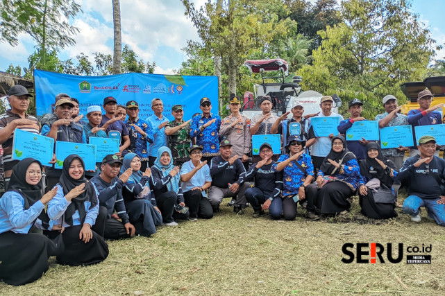 Wali Kota Malang beserta jajaran menyalurkan bantuan pertanian untuk ketahanan pangan. (bas)