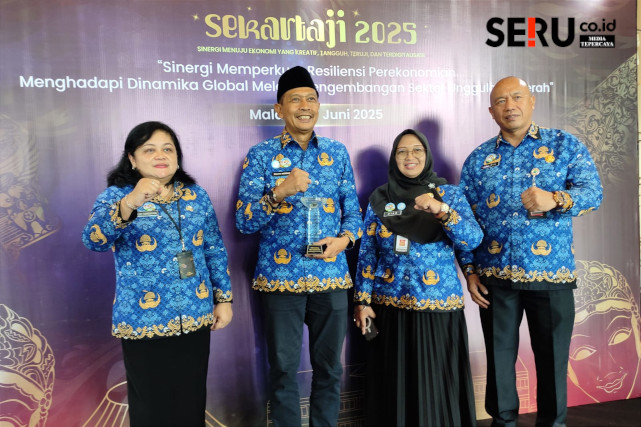 Wali Kota Malang didampingi staf ahli dan Kadiskoperindag, usai menerima penghargaan. (rhd)