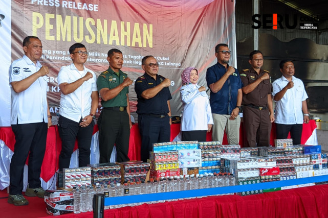 Rilis pemusnahan jutaan batang rokok dan ratusan miras ilegal di Kabupaten Malang. (wul)