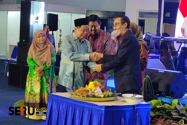 Penyerahan potongan tumpeng kepada mantan Direktur Polinema, pensiunan dan perwakilan IKA. (rhd)